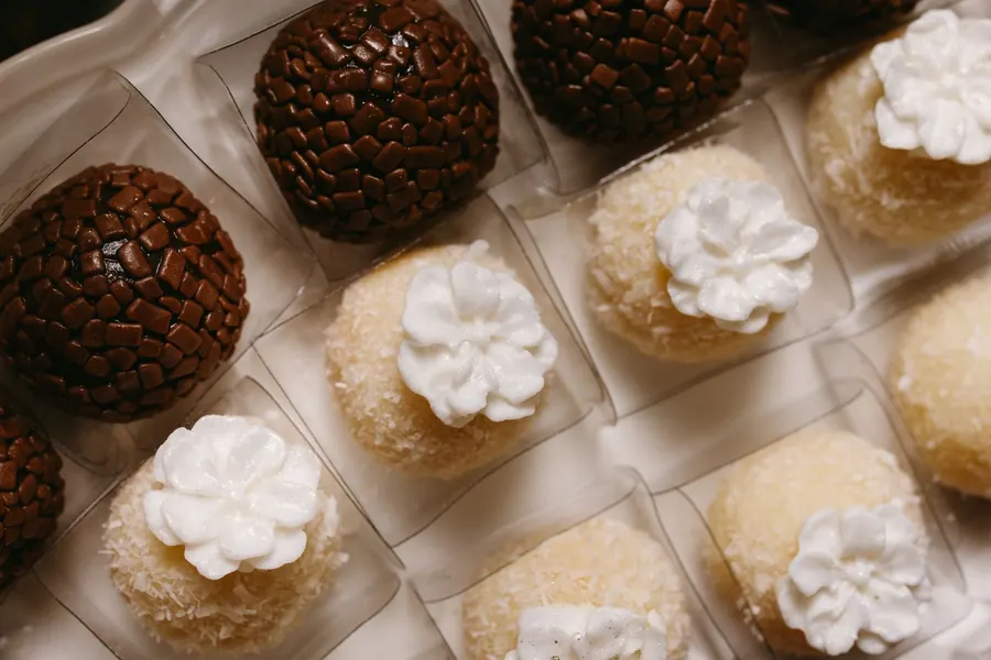 Brigadeiros e beijinhos em forminhas
