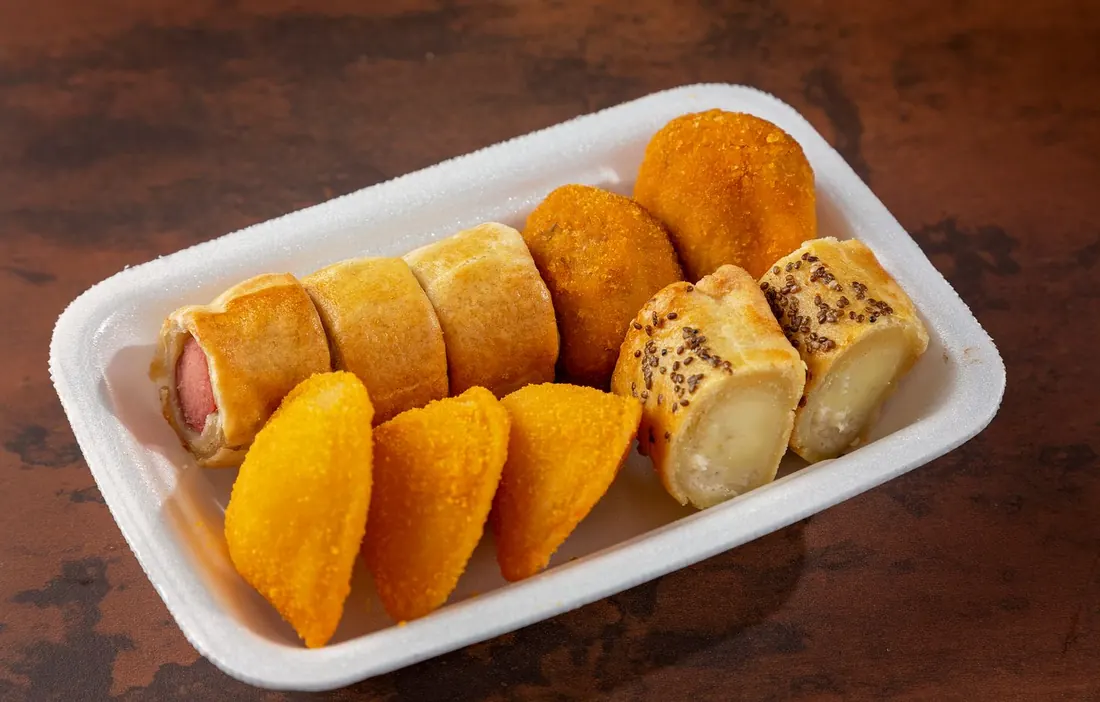Bandeja com salgados fritos e assados